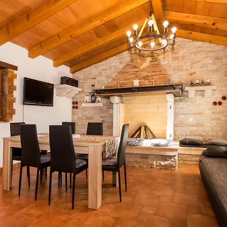 Family Friendly House With A Parking Space - 22074 펜션 로비니