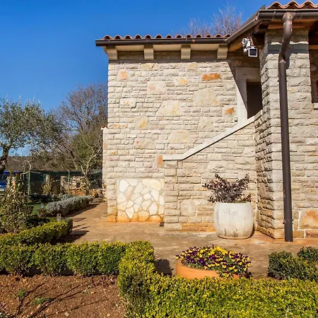 Family Friendly House With A Parking Space - 22074 * 로비니