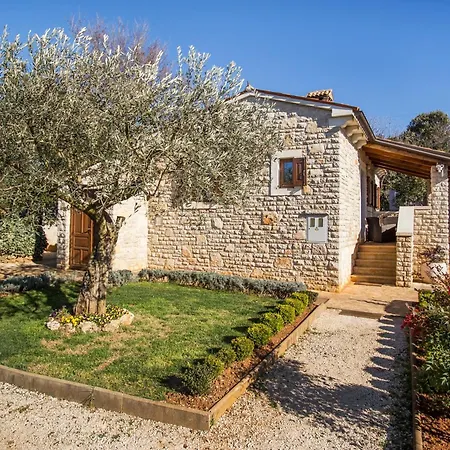 Family Friendly House With A Parking Space - 22074 펜션 로비니