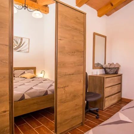 Family Friendly House With A Parking Space - 22074 Holiday home