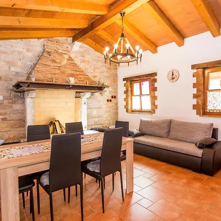 Family Friendly House With A Parking Space - 22074 *
