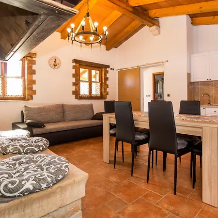 Dom wakacyjny Family Friendly House With A Parking Space - 22074 Rovinj