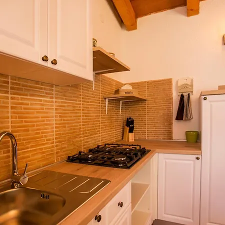 Family Friendly House With A Parking Space - 22074 *