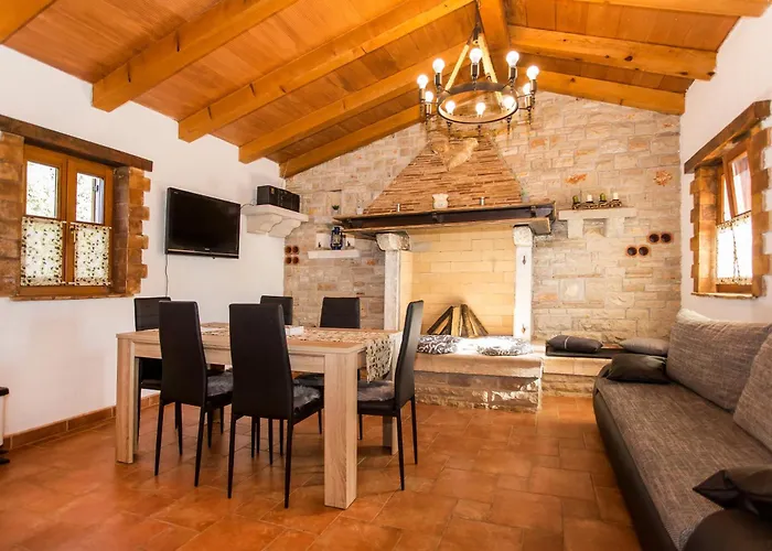 Family Friendly House With A Parking Space - 22074 펜션 로비니