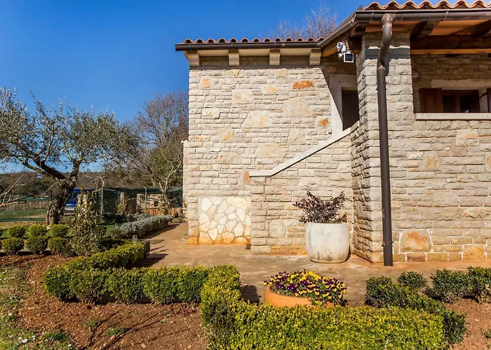 Family Friendly House With A Parking Space - 22074 * 로비니