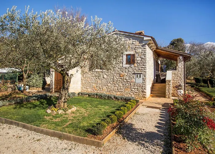 Family Friendly House With A Parking Space - 22074 펜션 로비니